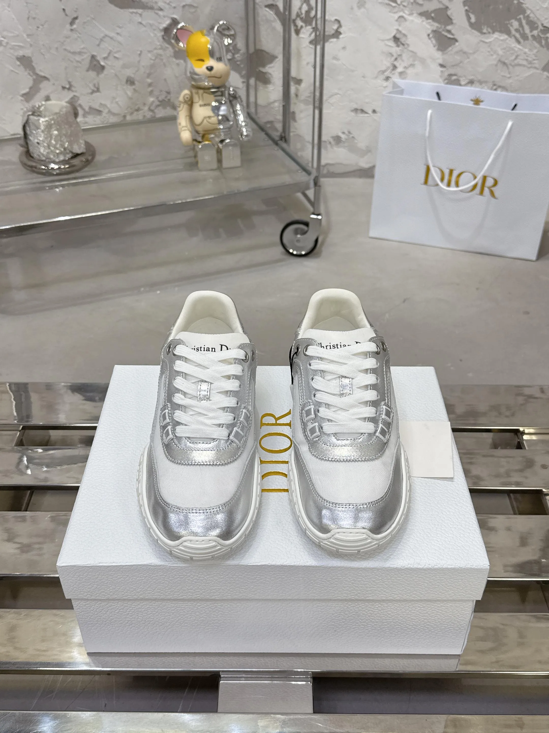 Factory price 640💰 Top version! ! ! Dior Tech sneakers Dior Tech is newly launched, with exquisite color matching and autumn and winter atmosphere. This Dior Tech sneaker is a new product in the 2026 early spring ready-to-wear series. It is equipped with fashionable details and highlights the retro aesthetics. Made of calfskin and suede calfskin upper with transparent mesh side panels and ChristianDior Paris signature on the heel and tongue. A textured, tonal Dior signature sole adds couture style. Upper material: Textile, cowhide split leather, cowhide leather with Christian Dior Paris logo on the heel and tongue Textured Dior logo rubber sole embellished with Christian Dior's lucky star symbol! Size 35-46 (40 for women, 41 for men, 38.45.46, custom made and non-refundable)